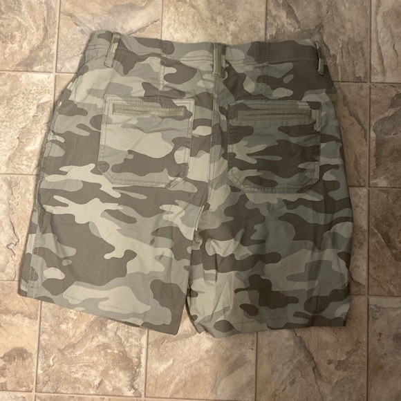 Chico's Green Camo Print Shorts Size 4 - Picture 2 of 7